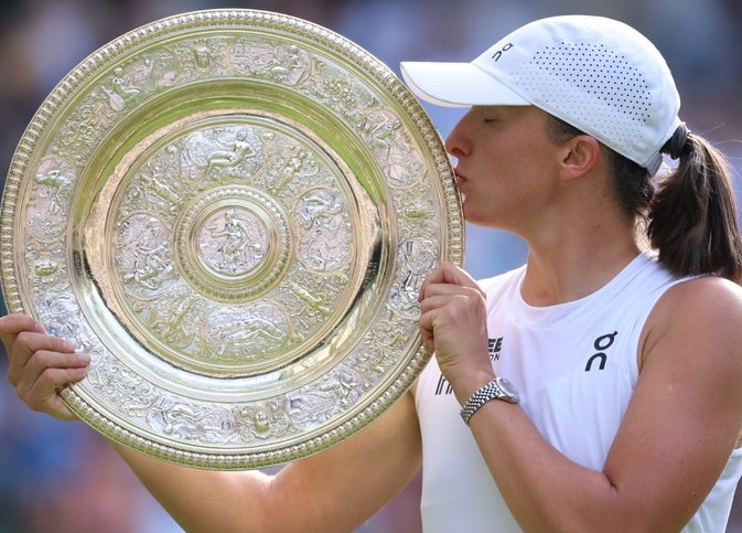 Iga Swiatek Angkat Trofi Wimbledon, Hajar Amanda Anisimova 6-0 dan 6-0